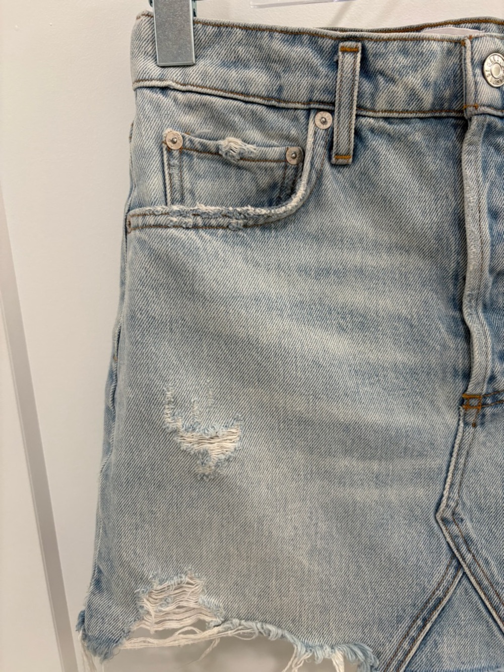 AGOLDE Quinn High Rise Denim Distressed Mini Skirt in Vega Size 26 - Picture 4 of 15